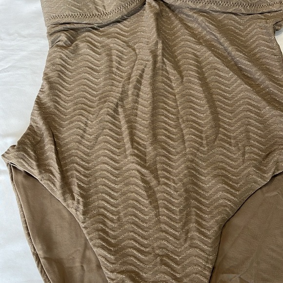 Trina Turk EMPIRE BANDEAU ONE PIECE in Sandstone Shine Size 10 NWT - Picture 6 of 10